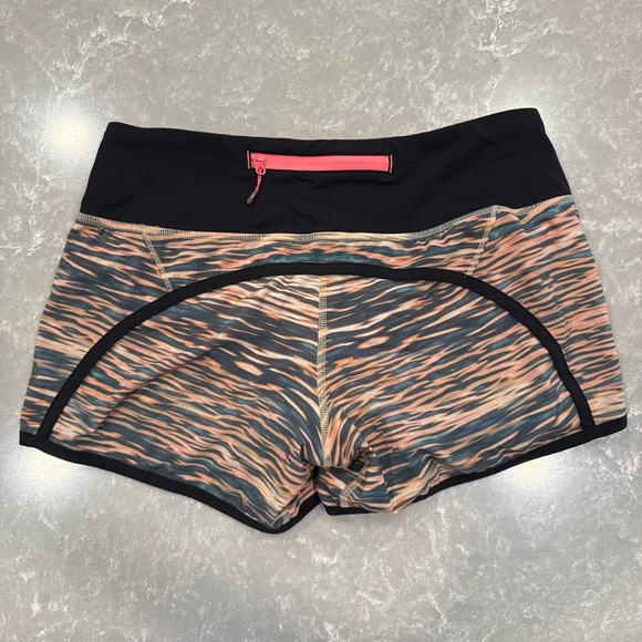 Lululemon Speed Shorts Size 4 Tiger Print Zip Pocket - Picture 2 of 4